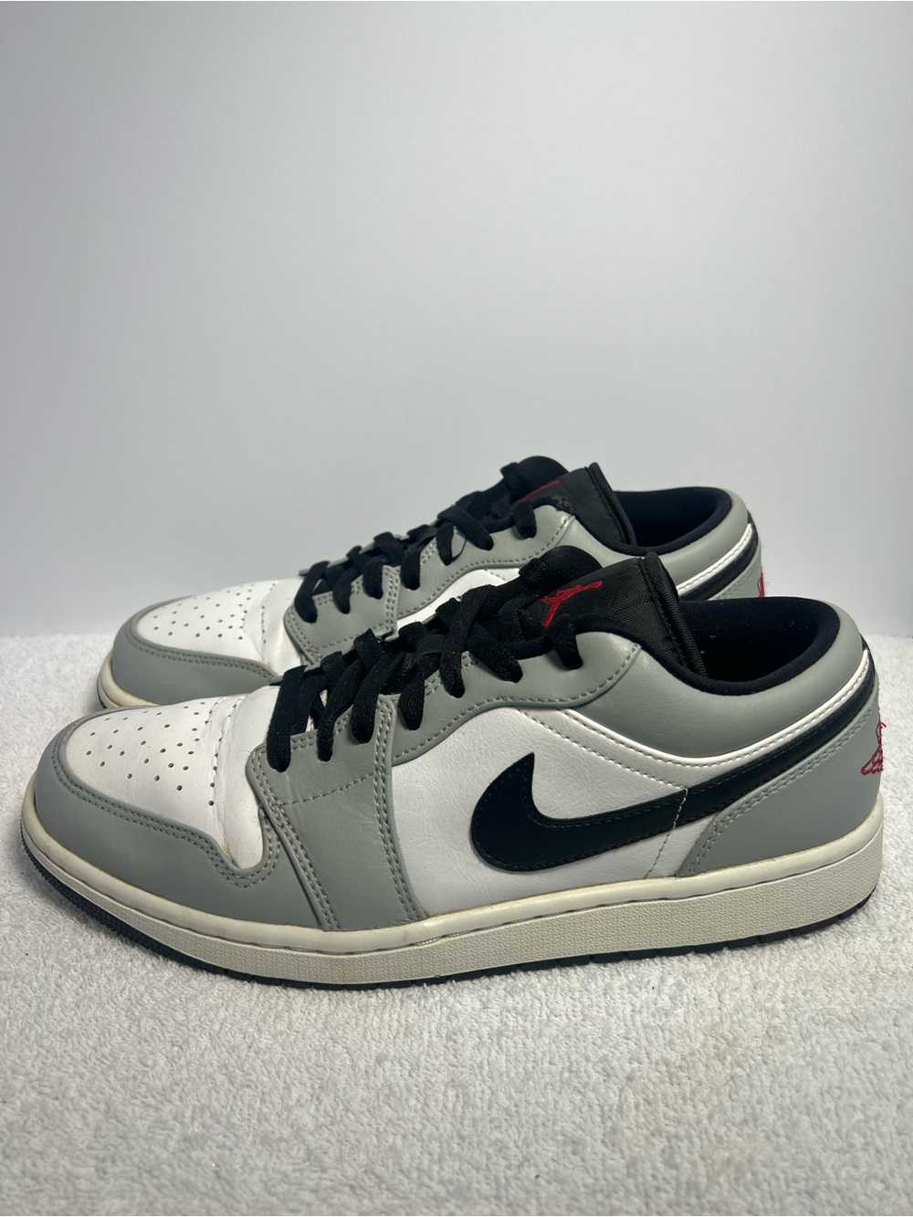 Nike Air Jordan 1 Men’s Sneakers in the “Light Smoke Grey” Colorway Size 10